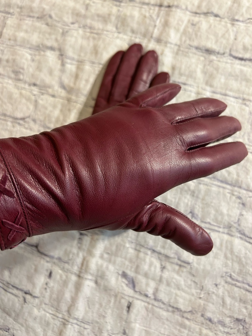 FOWNES LEATHER BURGUNDY GLOVES POLYESTER LINING X DETAILS ON WRIST SIZE MEDIUM